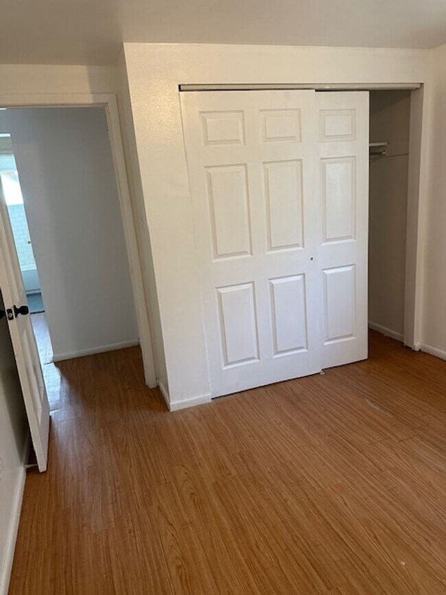 Building Photo - Bright Ground-Level 2-Bedroom 1-Bathroom Apartment Located in Goldsmith Neighborhood.