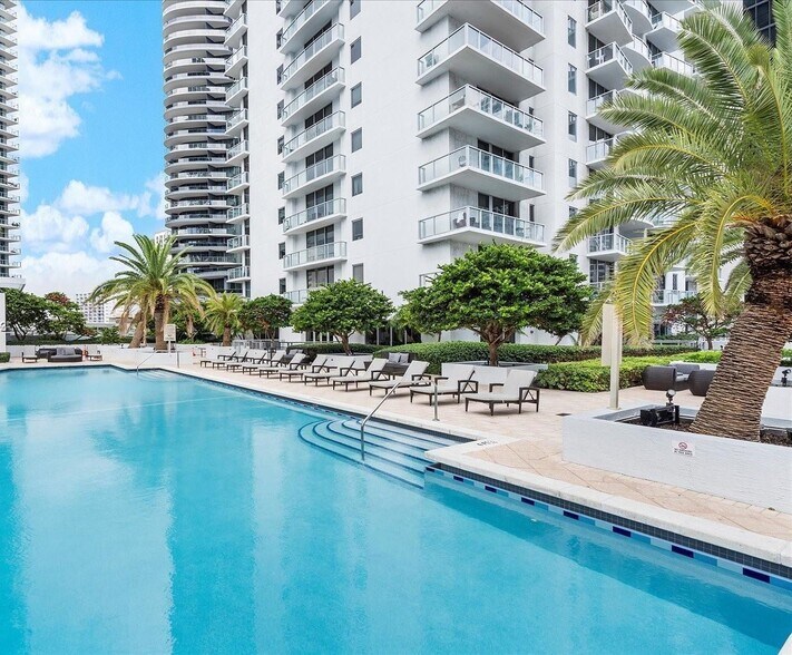 Building Photo - 1060 Brickell Ave