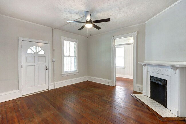 Building Photo - Renovated Two Bedroom Aprtment