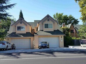 Building Photo - 3 Bedroom 3 1/2 Bath in hte Heart of Carmichael