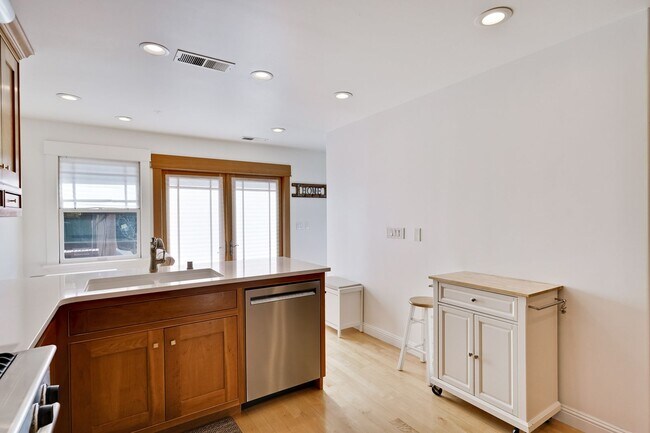 Building Photo - Quaint and Cozy One-Story Craftsman-style Home nestled in the sought-after Sunnyvale neighborhood...