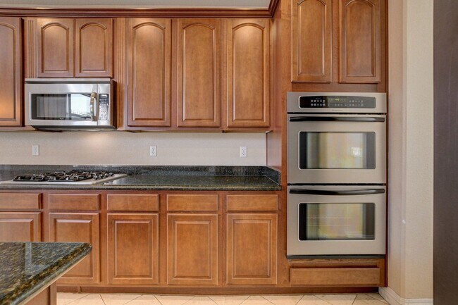 Building Photo - Spacious 5-Bedroom, 2 Story Pool Home in G...