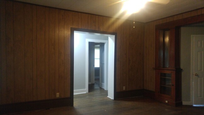 Building Photo - 2-Story House, 5Bed/2Bath with Washer/Drye...