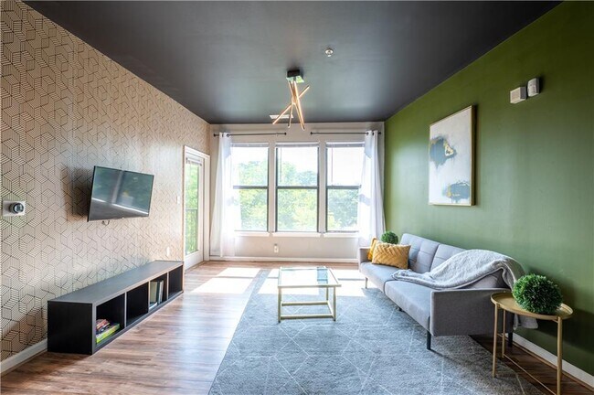 Building Photo - 898 Oak St SW