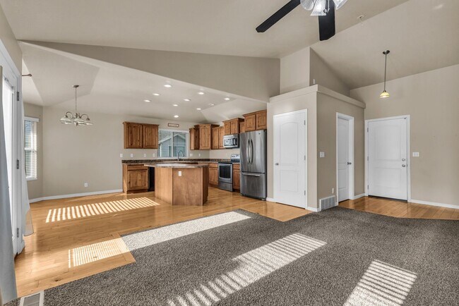 Building Photo - 574 E 200 N