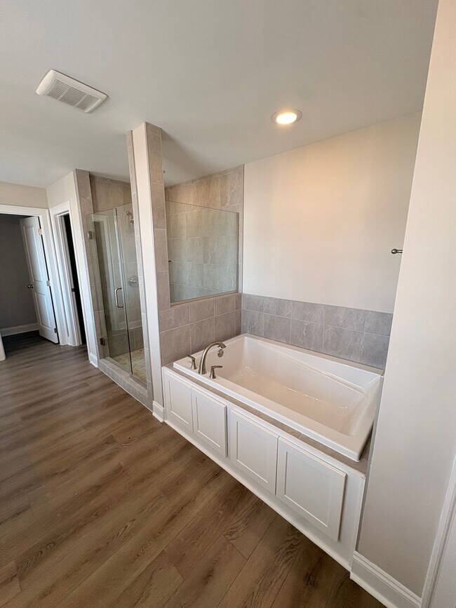 Building Photo - 102 Alva Ct