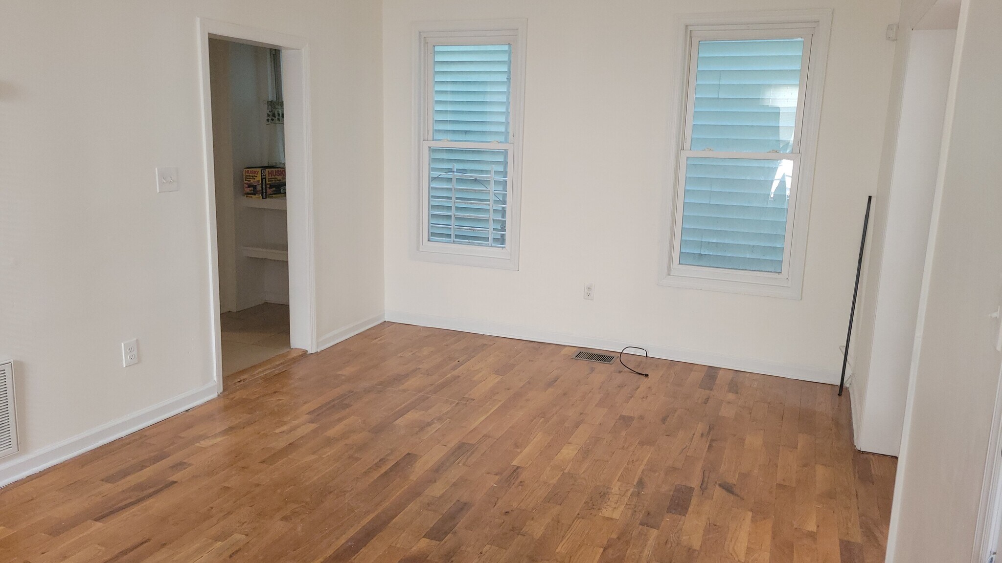 Living Room - 654 S 19th St
