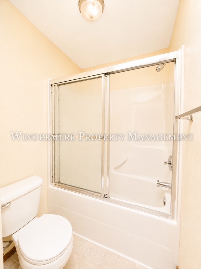 Building Photo - Bright and Spacious 4 Bedroom in Convenient CK location with fenced backyard and 3 car garage