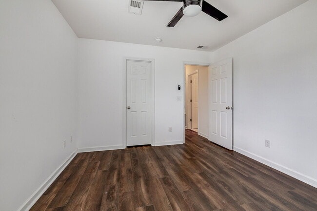 Building Photo - Spacious & Convenient