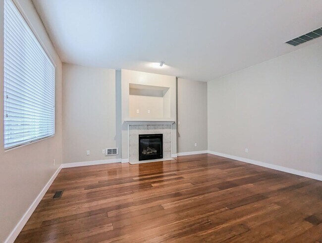 Building Photo - Beautiful 3 bed, 2.5 bath home with fully ...