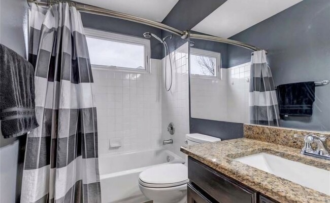 Building Photo - Gorgeous home in Littleton!