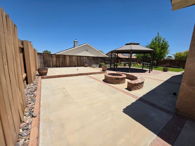 Building Photo - Spacious 4 Bedroom 2 bath Home in Victorville – Landscaping Included!