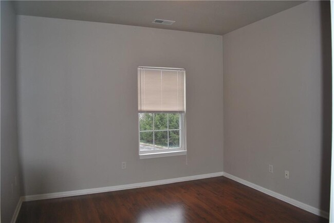 Building Photo - 12926 University Crescent