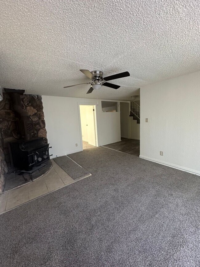 Building Photo - Spacious 4 Bedroom!