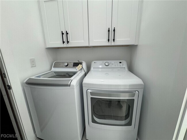 Building Photo - 707 NE Juanita Pl