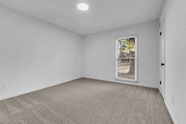 Building Photo - 8439 River Glen Dr