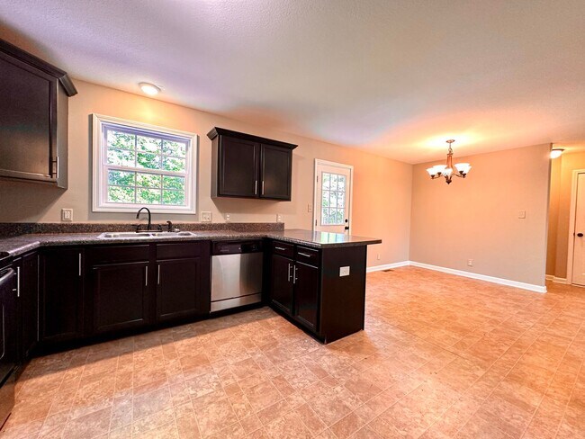 Building Photo - Spacious 3-Bedroom Home with Fenced Yard & Garage!