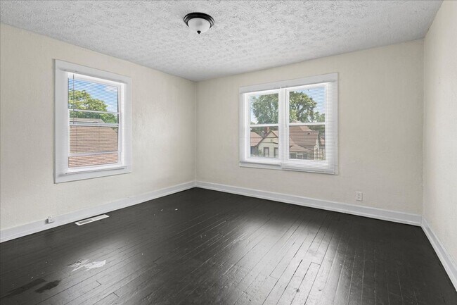 Building Photo - 1052-1052 N Warman Ave