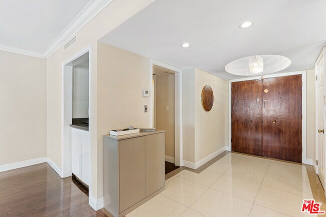 Building Photo - 419 N Oakhurst Dr