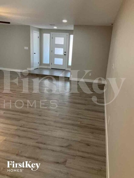 Building Photo - 8038 W Windrose Dr