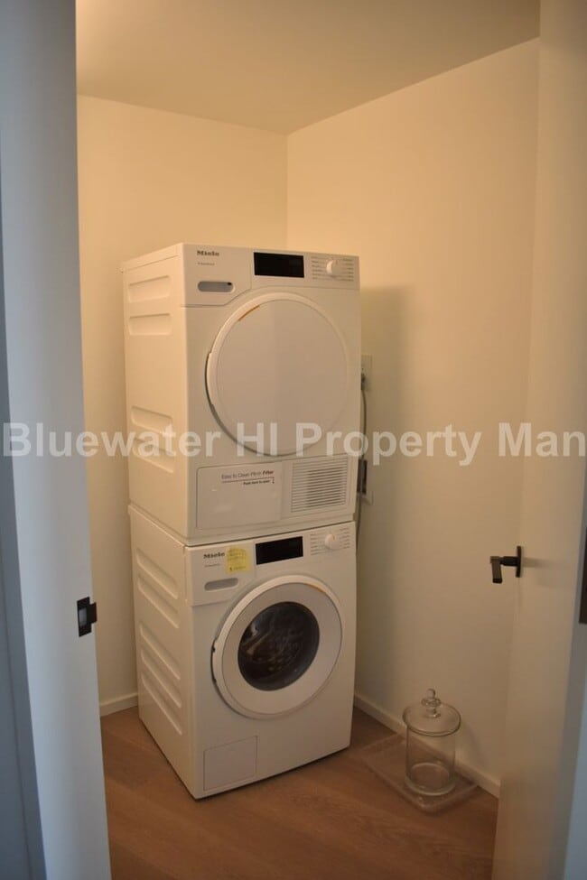 Building Photo - Koula 3/3/2, high flr. w/ Ocean & DH Views (Kakaako Area)