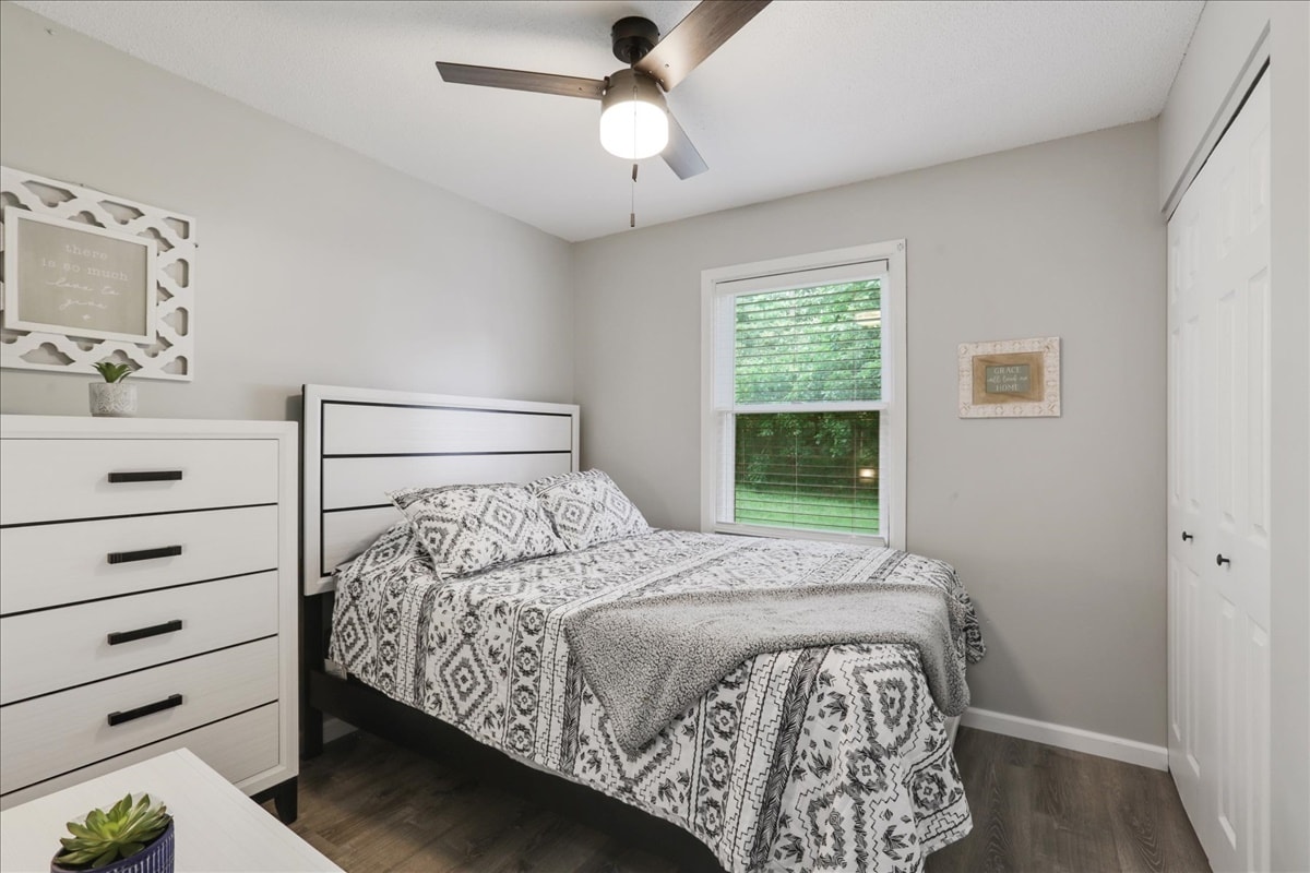 Middle Bedroom #2 - Queen Bed, (2) Dressers - 1001 N Coler Ave