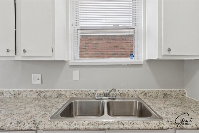 Building Photo - $1250 3 bedroom bungalow