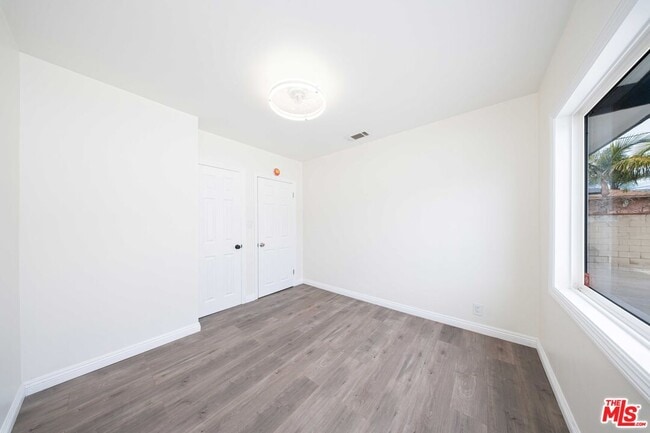 Building Photo - 8432 Glenoaks Blvd