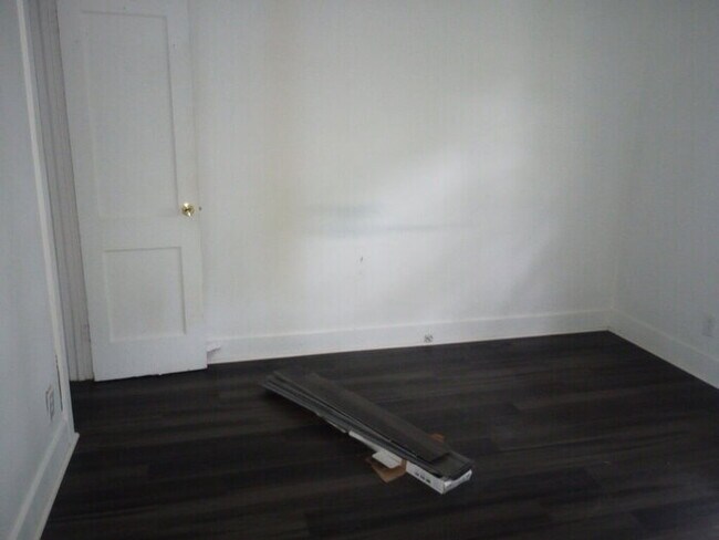 Building Photo - 2 Bedroom 1 Bathroom