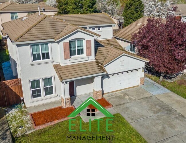Building Photo - **Spacious 4-Bedroom, 2.5-Bath Home with L...