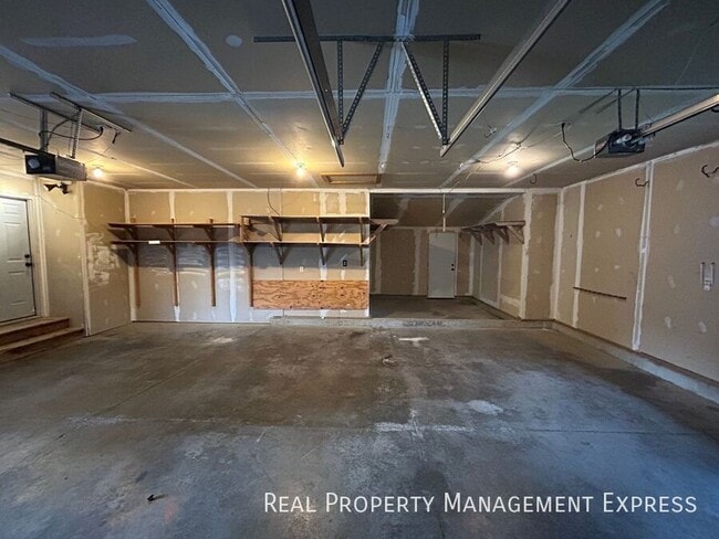 Building Photo - 4 Bedroom 2 Bathroom in SW Sioux Falls