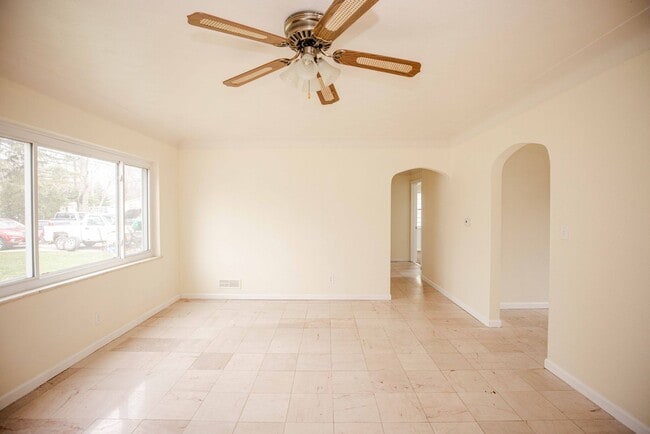 Building Photo - Beautiful Three Bedroom Home For Rent In Washington Local!