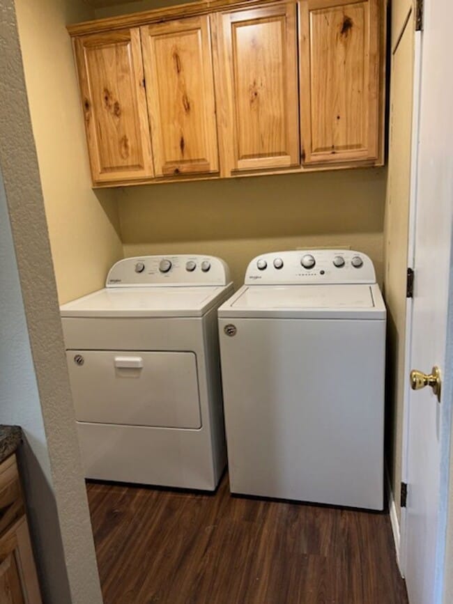 Building Photo - 4 bed 1.5 bath house