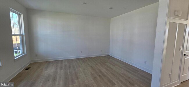 Building Photo - 1152 Broad Lk Dr