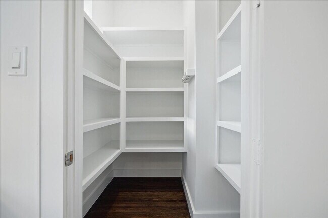 Building Photo - 3 Bed Home for Rent in Greater Heights 77008 | 2-Car Garage + Private Backyard