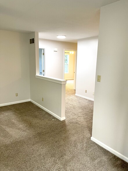 Front Hall - 799 Tamarack Ct