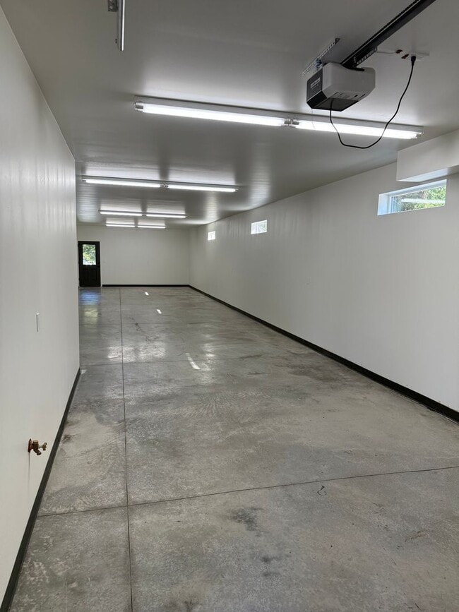 Building Photo - Duplex in CDA !