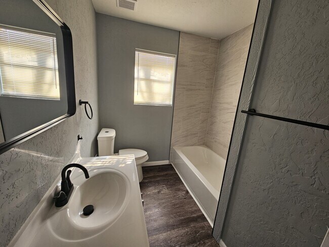 Building Photo - 707 NW Arlington Ave