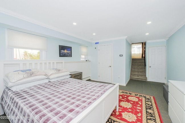 Building Photo - 453 Dongan Hills Ave