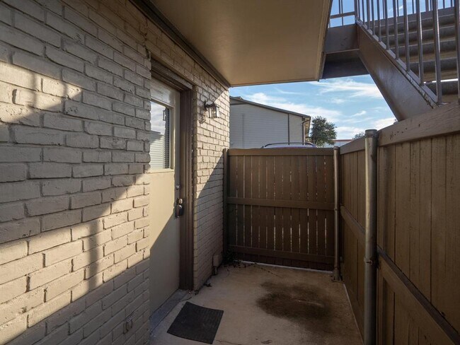 Building Photo - 10650 Steppington Dr