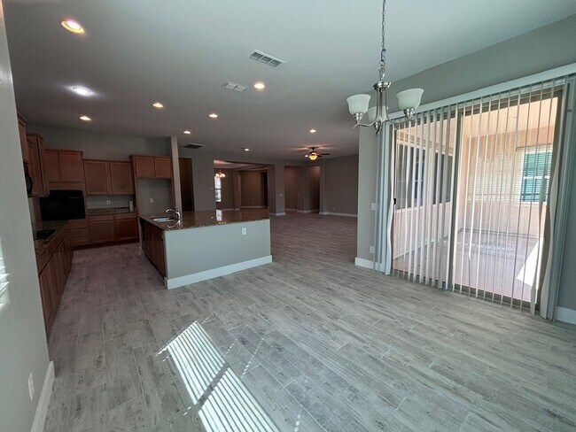 Building Photo - 3497 E Loma Vista St