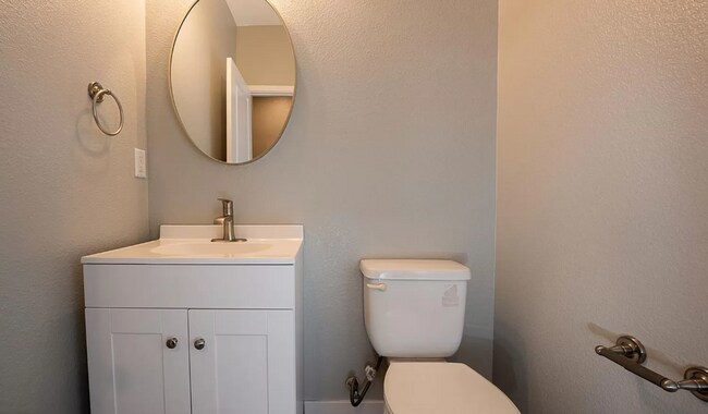 Building Photo - Lovely 2 bedroom, 3 bathroom townhome! Poo...
