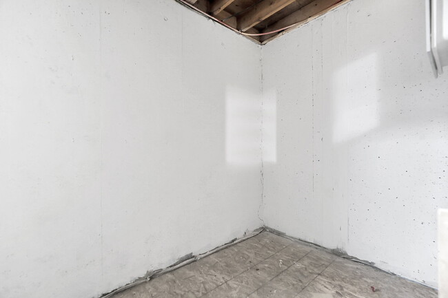 Building Photo - $1,995.00, 3 bed, 1.5 bath, located in Aur...