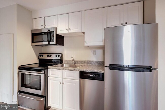 Building Photo - 204 S 17th St