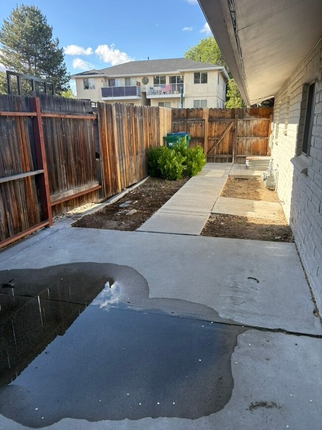 Building Photo - Cozy 2-Bedroom Duplex for Rent!