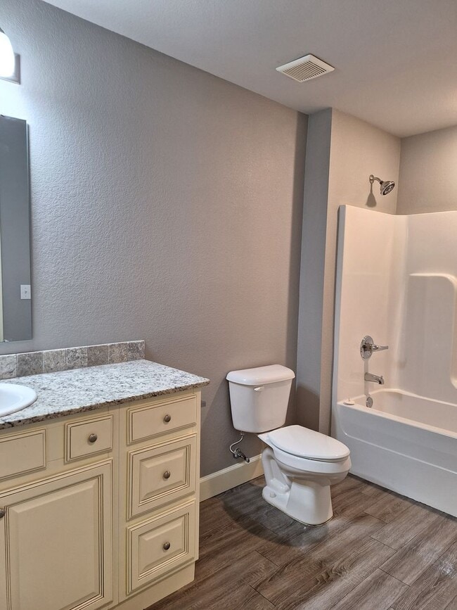 Building Photo - 3 bedroom Duplex