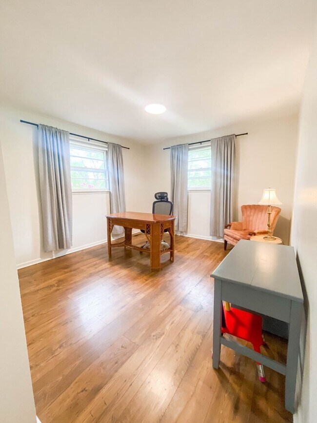Building Photo - Beautiful 3 bedroom 2 bathroom brick home ...