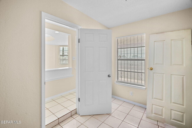 Building Photo - 5640 Van Horn Dr