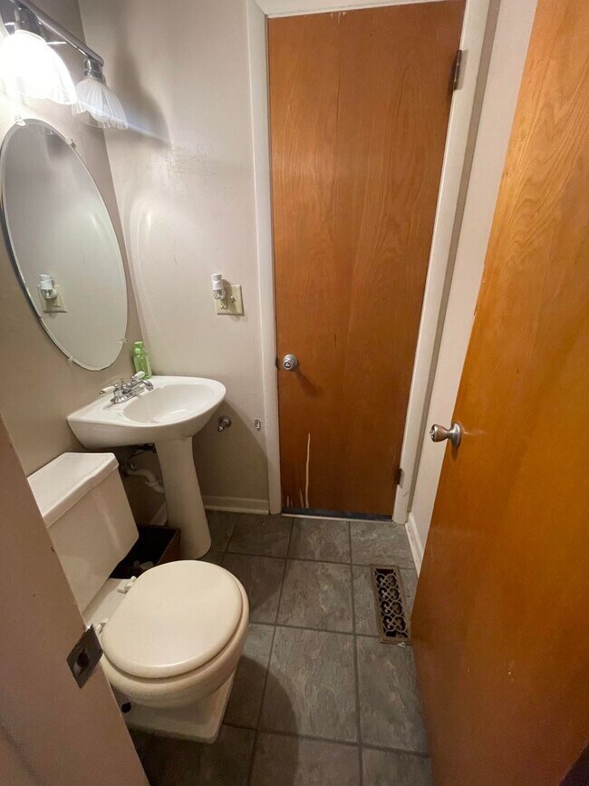 Building Photo - 3 Bedroom House