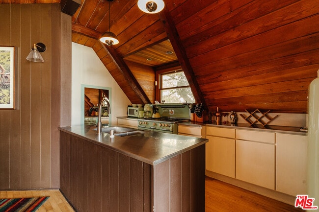 Building Photo - 6894 Pacific View Dr